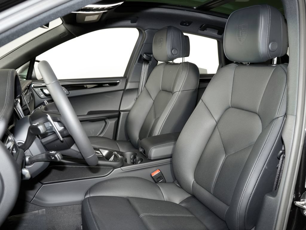 Certified 2026 Porsche Macan Turbo AWD/4WD image 5