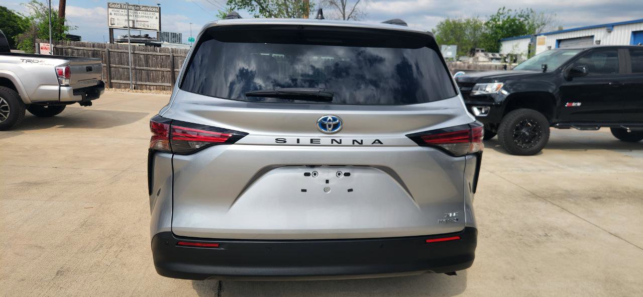 Used 2022 Toyota Sienna XLE image 4