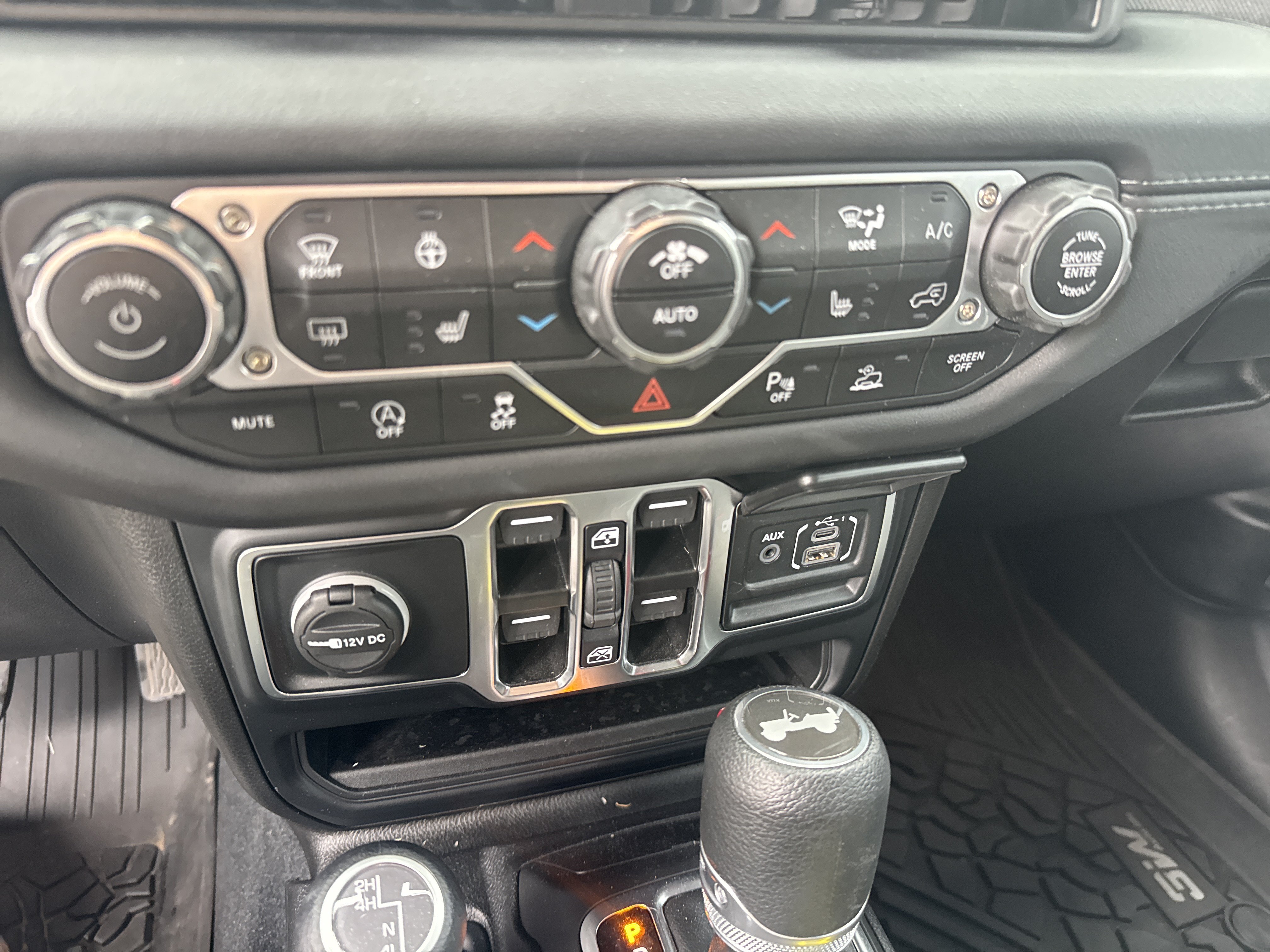 Used 2024 Jeep Wrangler Unlimited Sahara w/ Technology Group AWD/4WD image 25