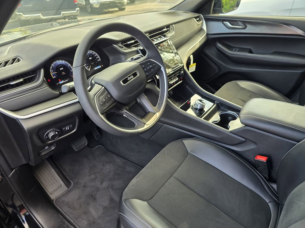 Used 2025 Jeep Grand Cherokee Altitude image 16