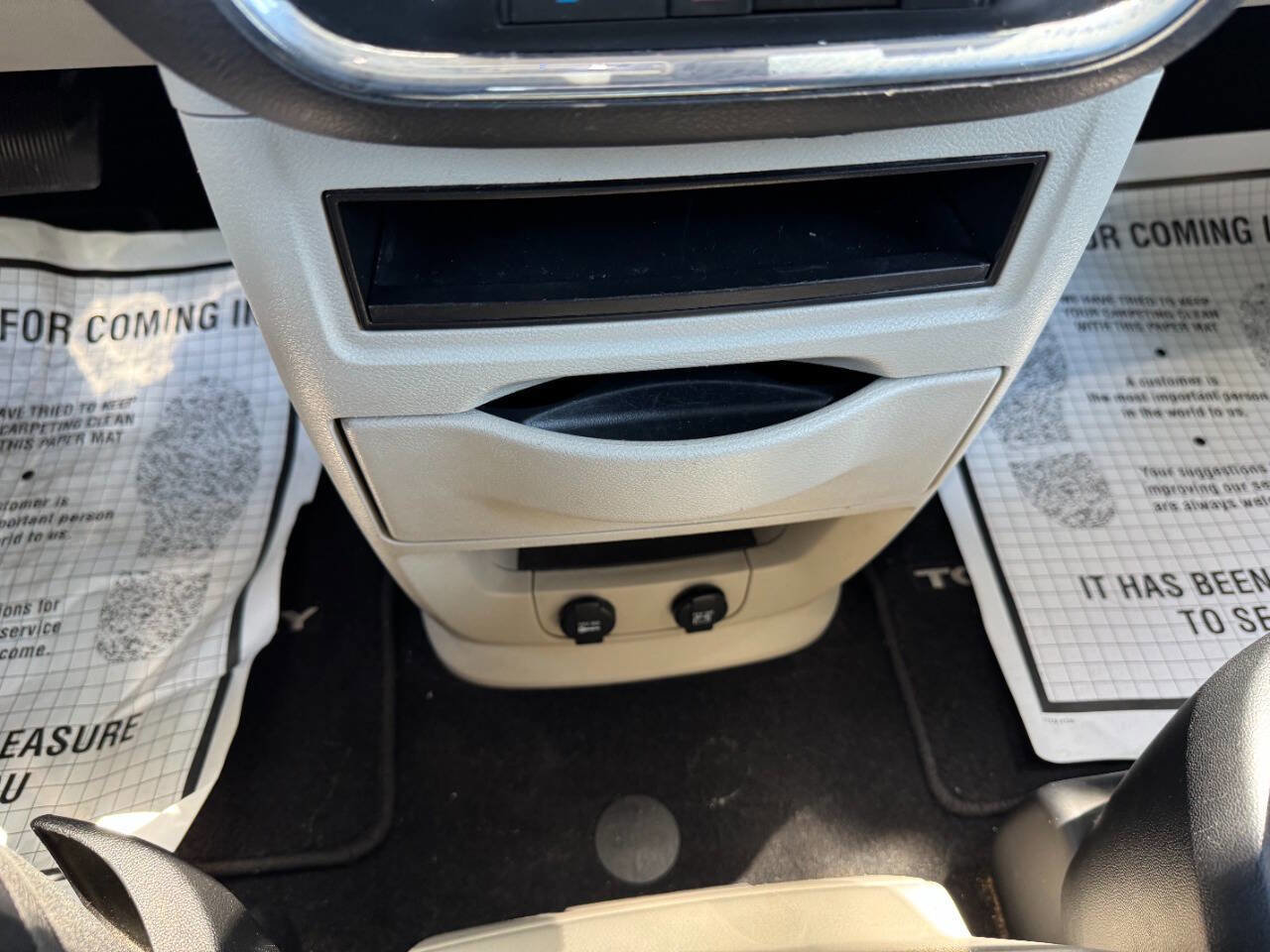 Used 2014 Chrysler Town & Country Touring FWD image 43