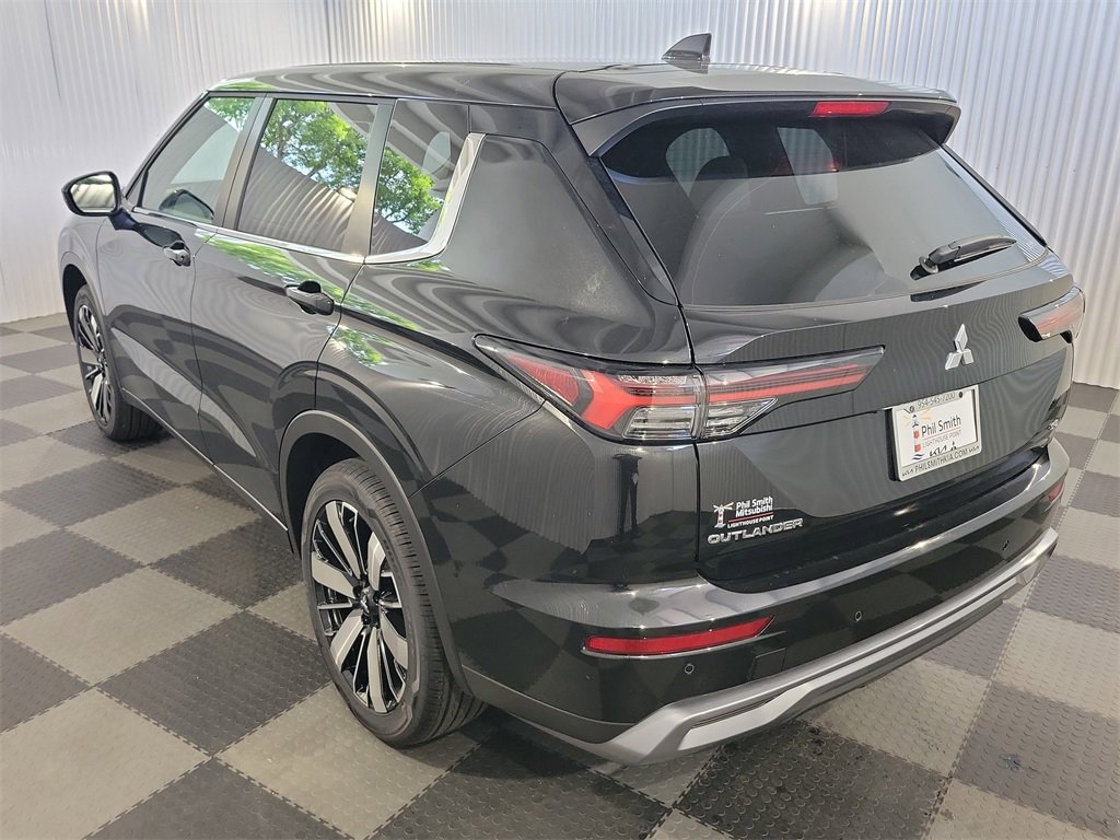 New 2025 Mitsubishi Outlander SE image 3
