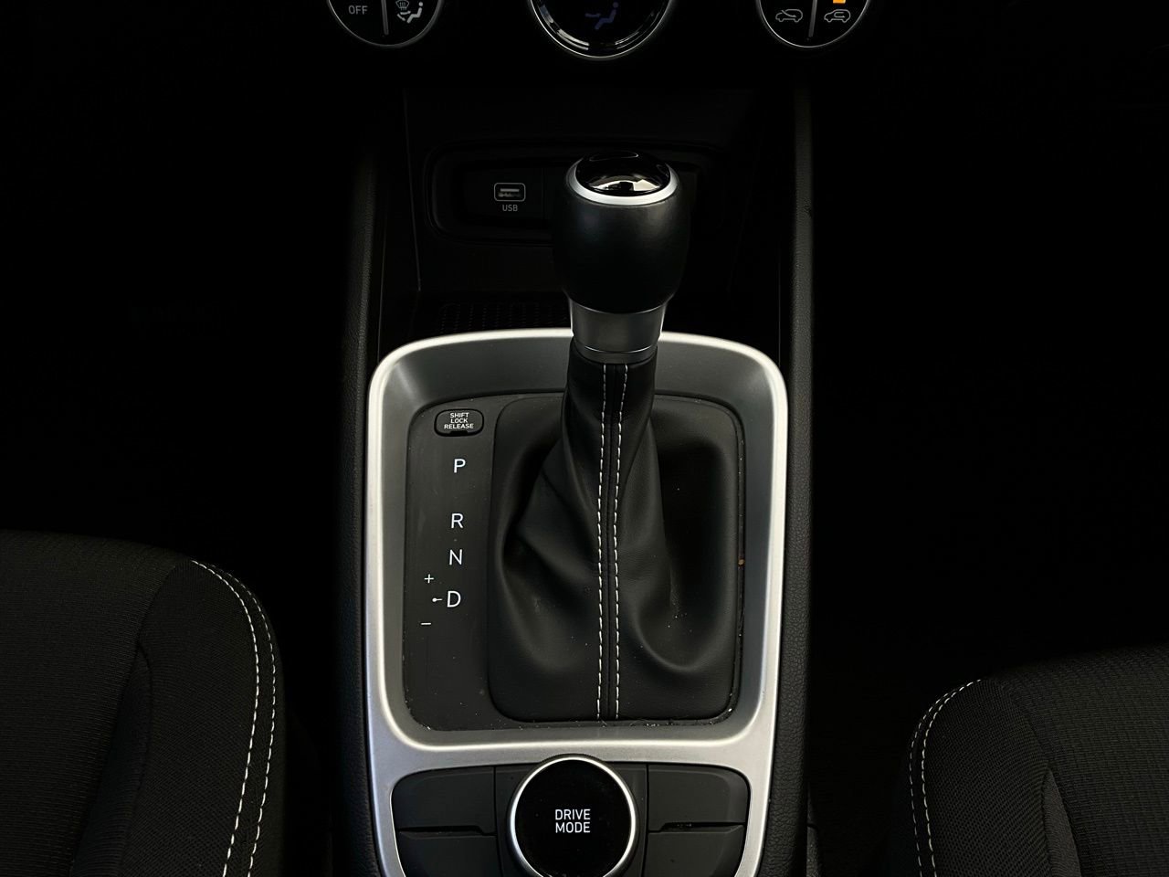 Used 2025 Hyundai Venue SEL image 24