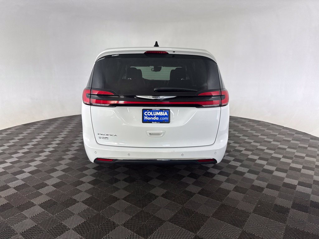 Used 2024 Chrysler Pacifica Touring-L FWD image 6