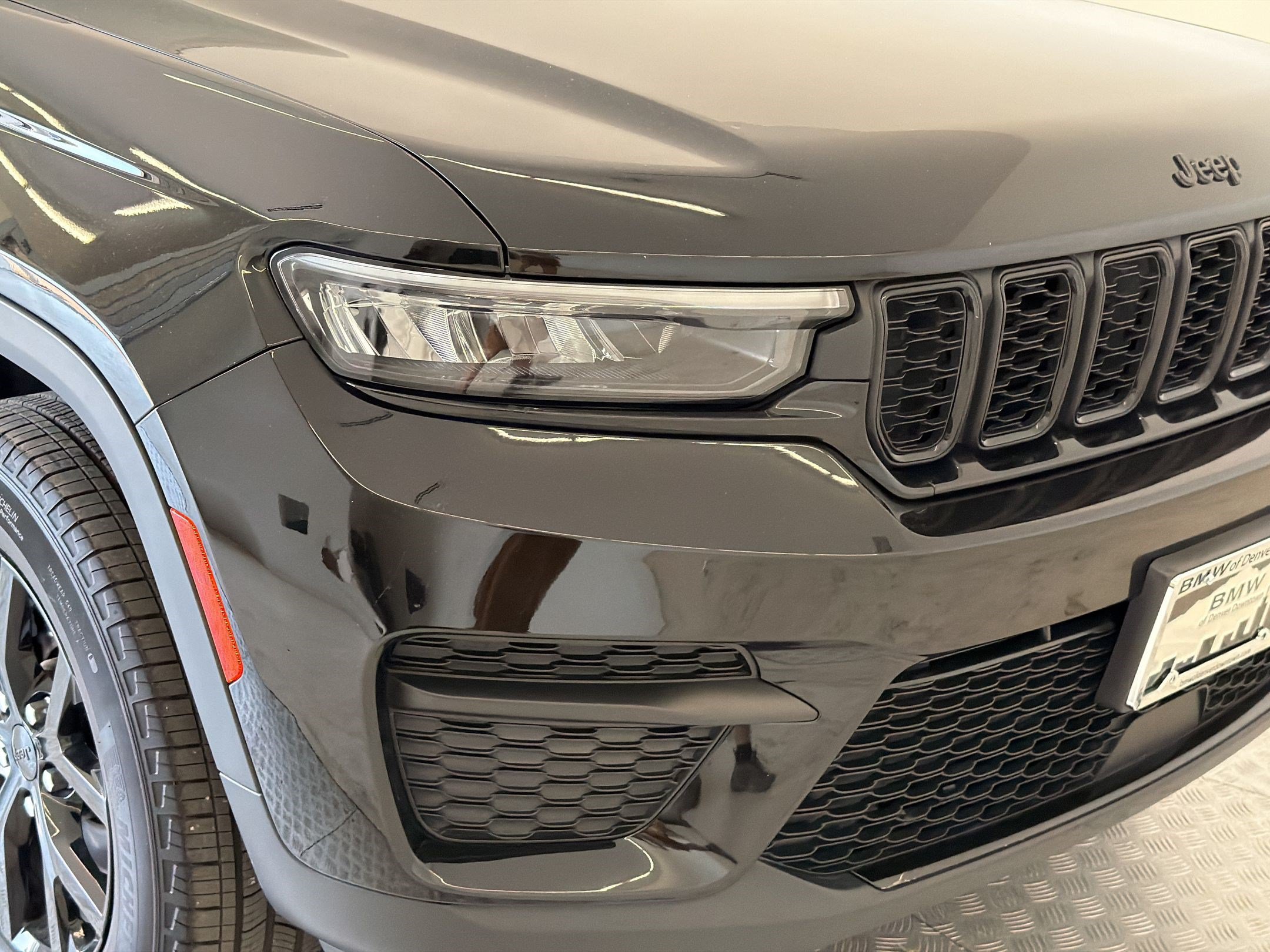 Used 2025 Jeep Grand Cherokee Altitude AWD/4WD image 12