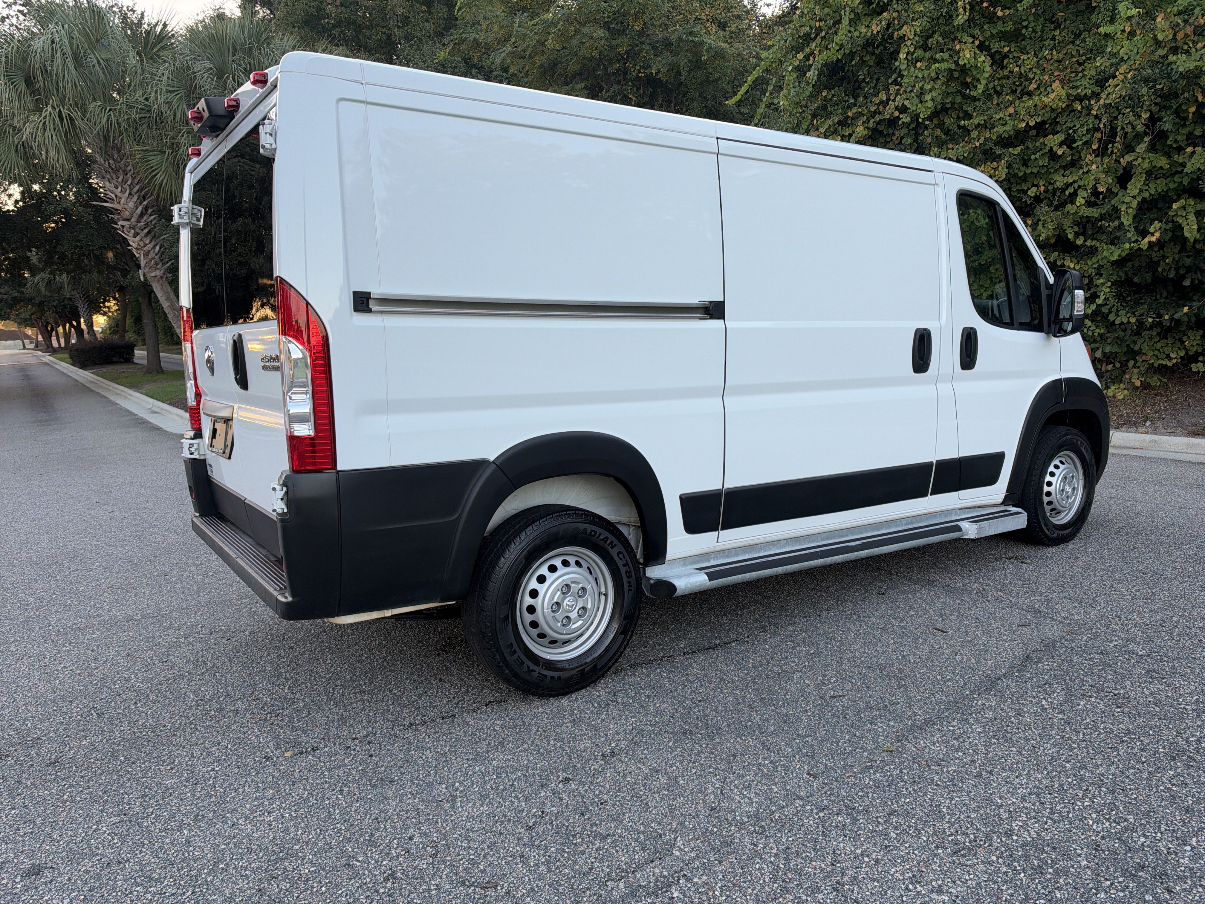 Used 2025 RAM ProMaster 2500 w/ U-Haul Equipment Group FWD image 9
