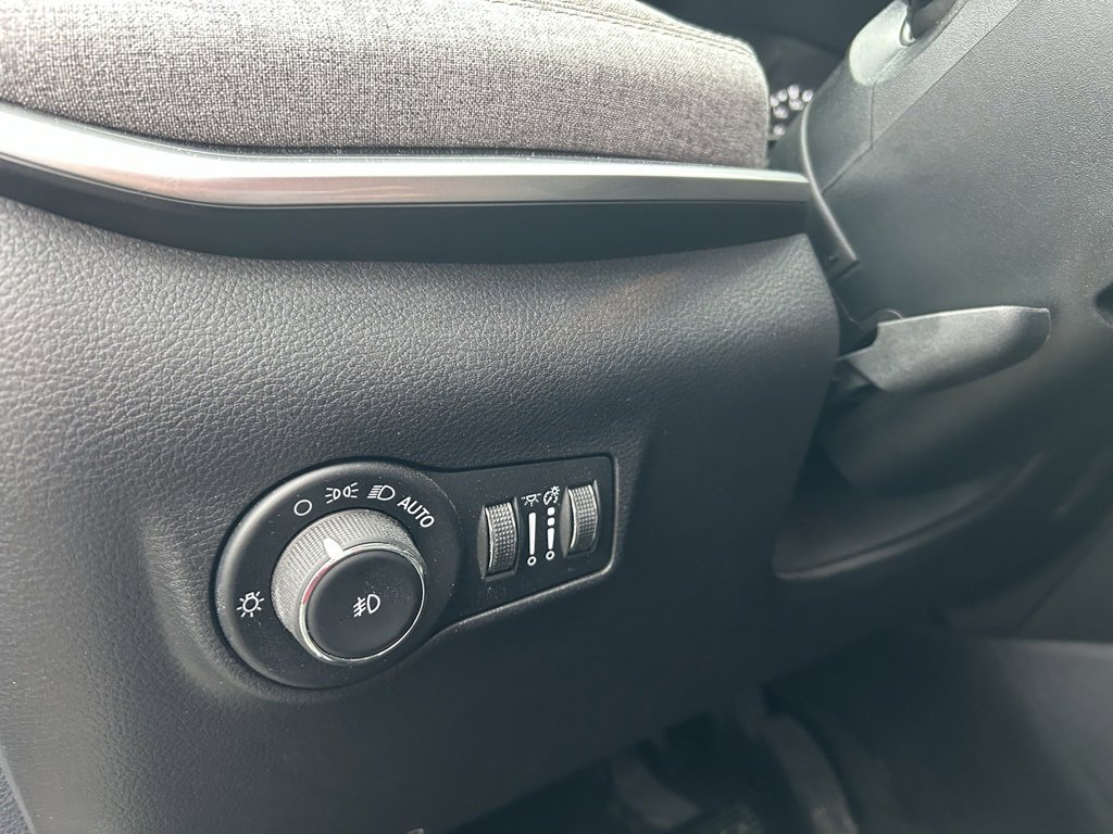 Used 2024 Jeep Compass Latitude w/ Sun and Sound Group image 14