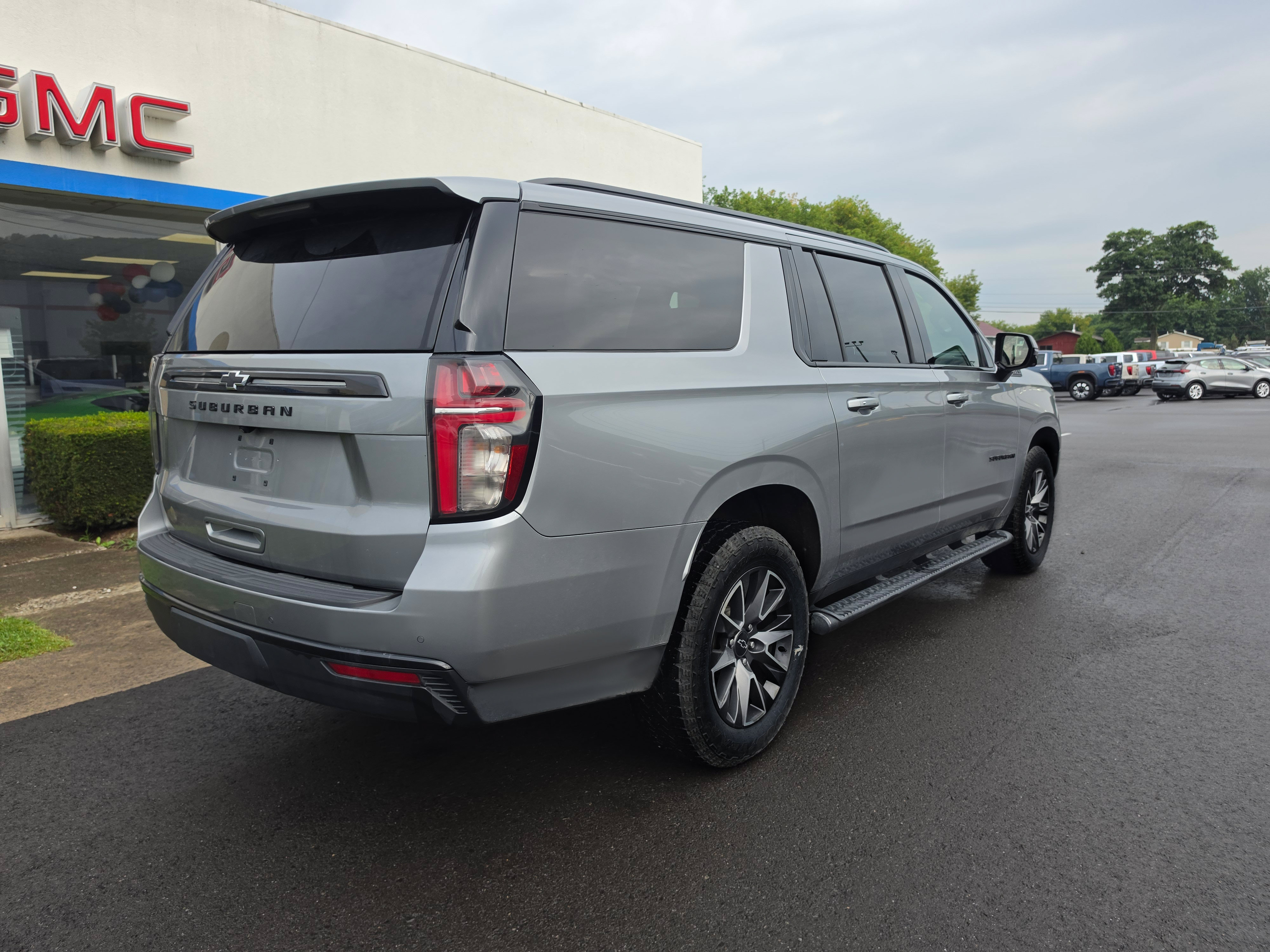 Used 2023 Chevrolet Suburban Z71 w/ Luxury Package AWD/4WD image 3