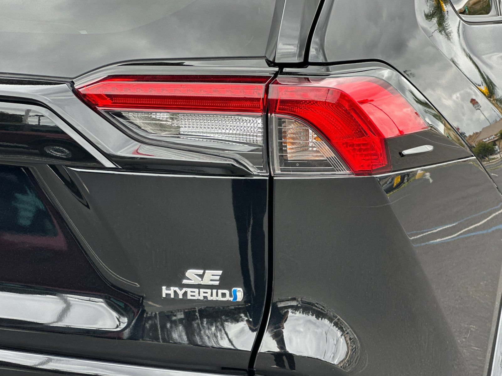 Used 2022 Toyota RAV4 SE w/ SE Grade Weather Package AWD/4WD image 24