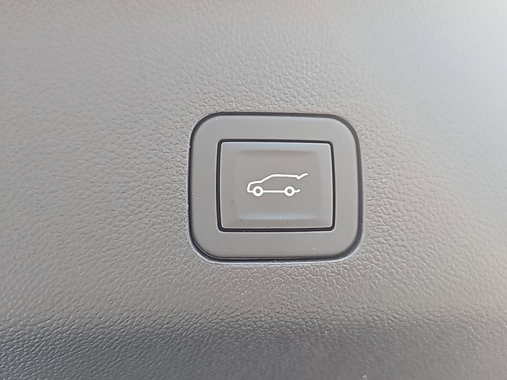 Certified 2025 GMC Yukon Denali image 8