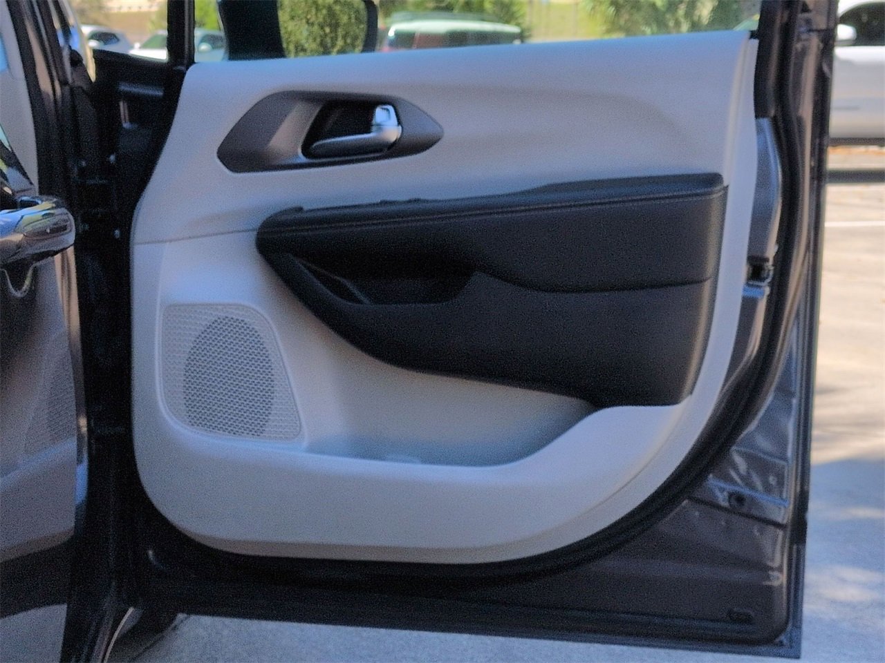 Used 2023 Chrysler Pacifica Touring-L image 19