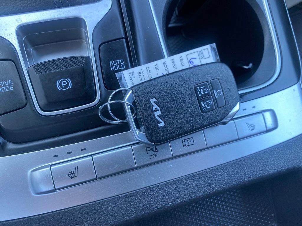 Used 2024 Kia Carnival LX FWD image 31