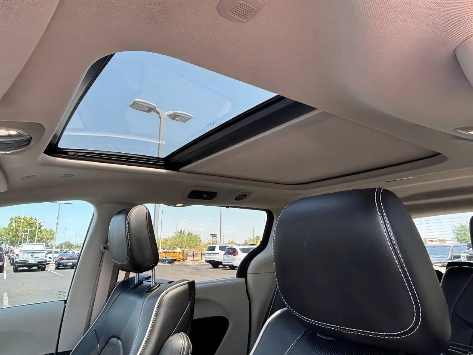 Used 2022 Chrysler Pacifica Limited w/ Uconnect Theater Family Group AWD/4WD image 27