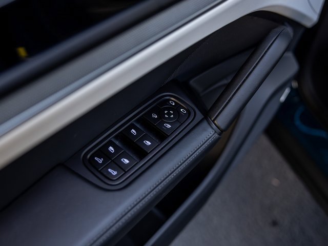 Certified 2025 Porsche Cayenne Coupe image 39