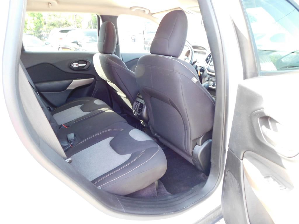 Used 2017 Jeep Cherokee Sport w/ Cold Weather Group FWD image 19