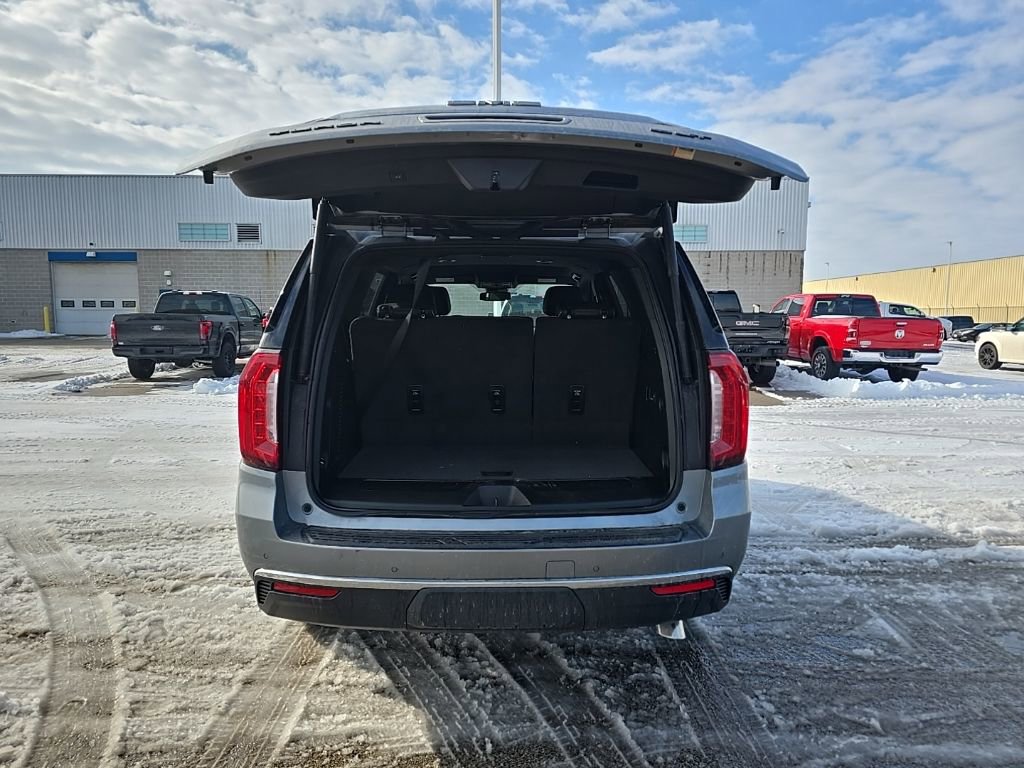 Used 2024 GMC Yukon SLT w/ SLT Luxury Package image 5