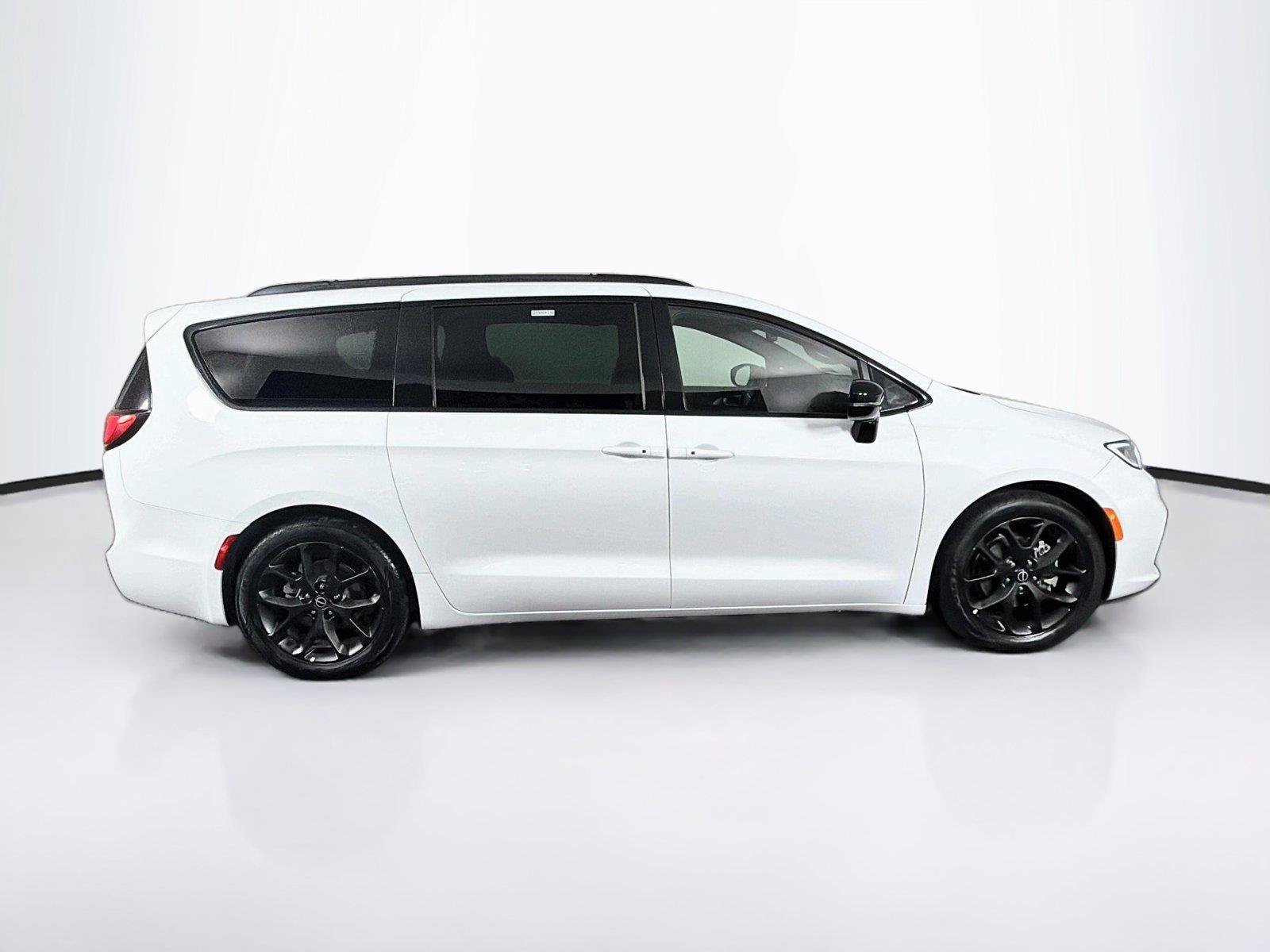 Used 2025 Chrysler Pacifica Limited FWD image 12