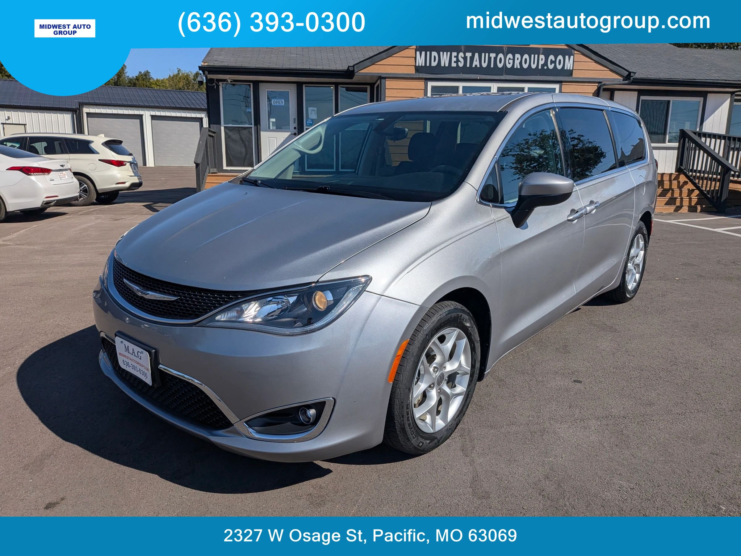 Used 2017 Chrysler Pacifica Touring Plus w/ Tire & Wheel Group FWD image 1