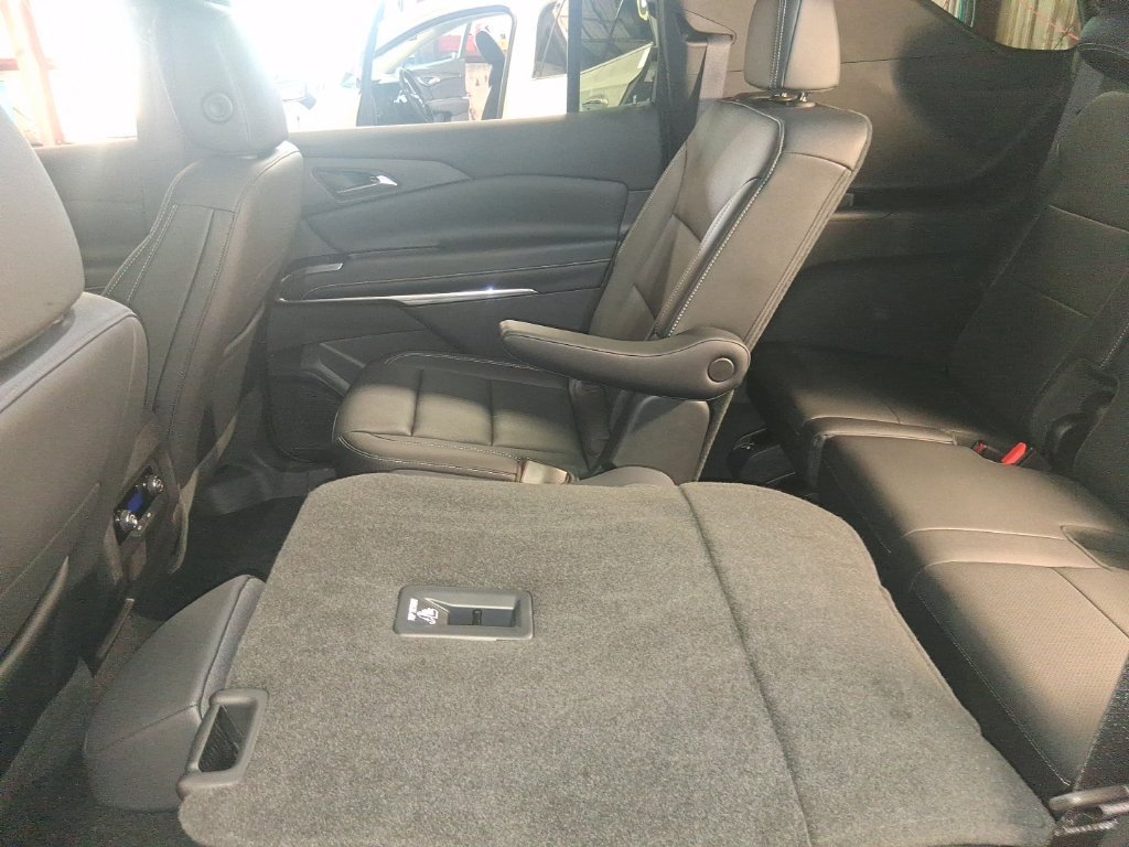 Used 2024 Chevrolet Traverse LT FWD image 13