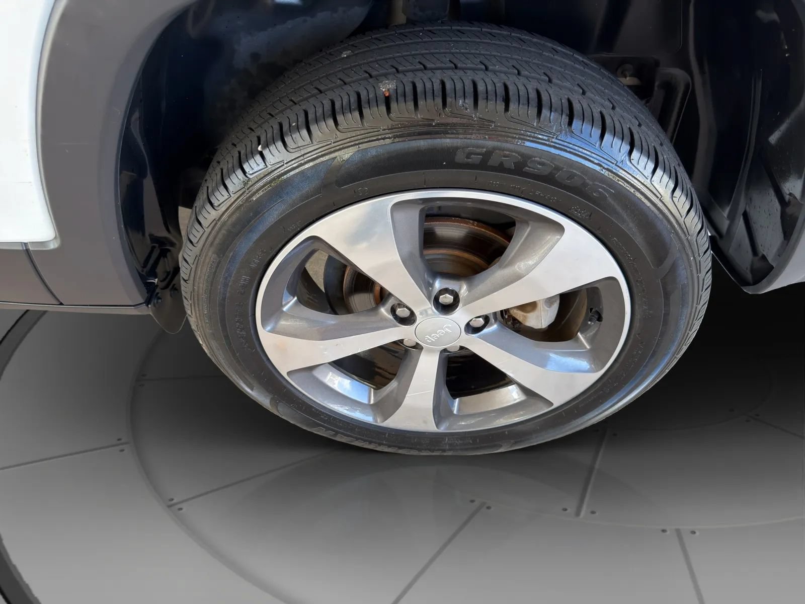 Used 2019 Jeep Cherokee Limited FWD image 25