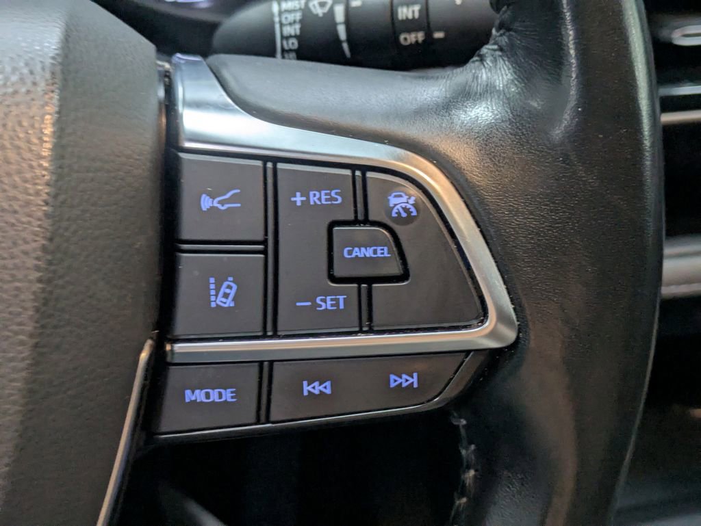 Used 2020 Toyota Highlander XLE image 28