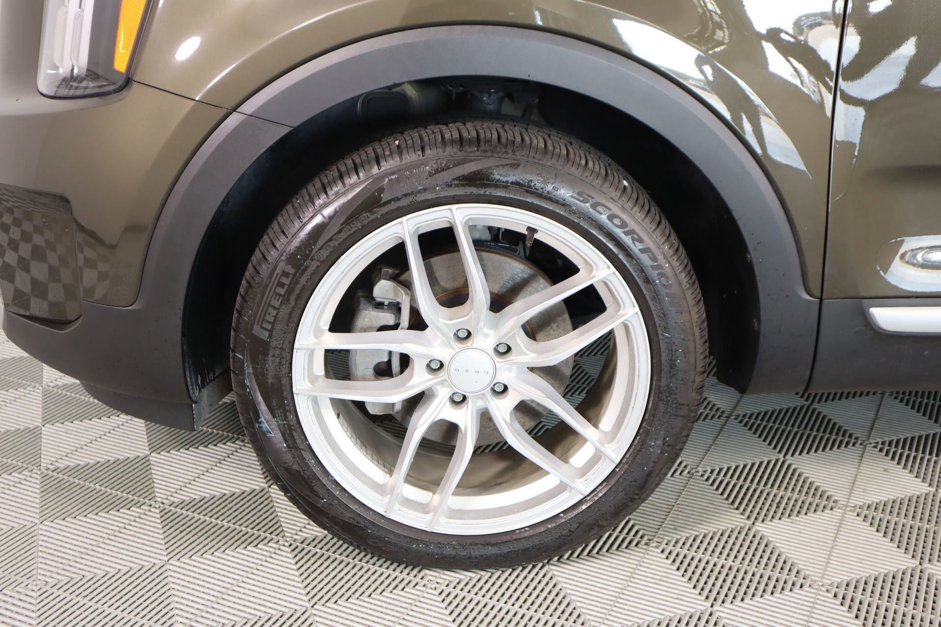 Used 2024 Kia Telluride EX w/ EX Captain's Chair Package image 19