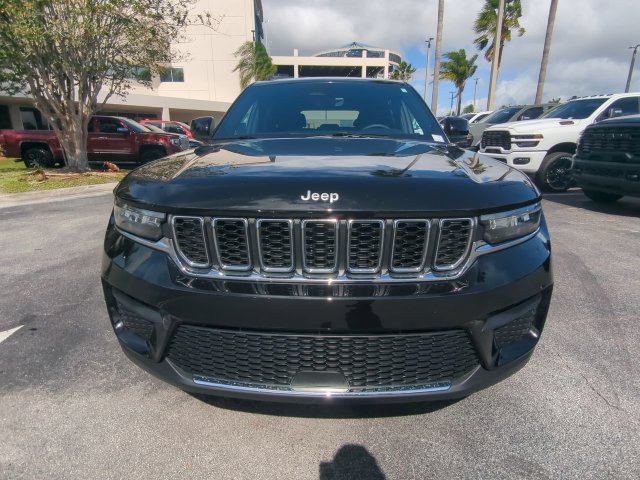 Used 2025 Jeep Grand Cherokee Laredo w/ Luxury Tech Group I RWD image 9