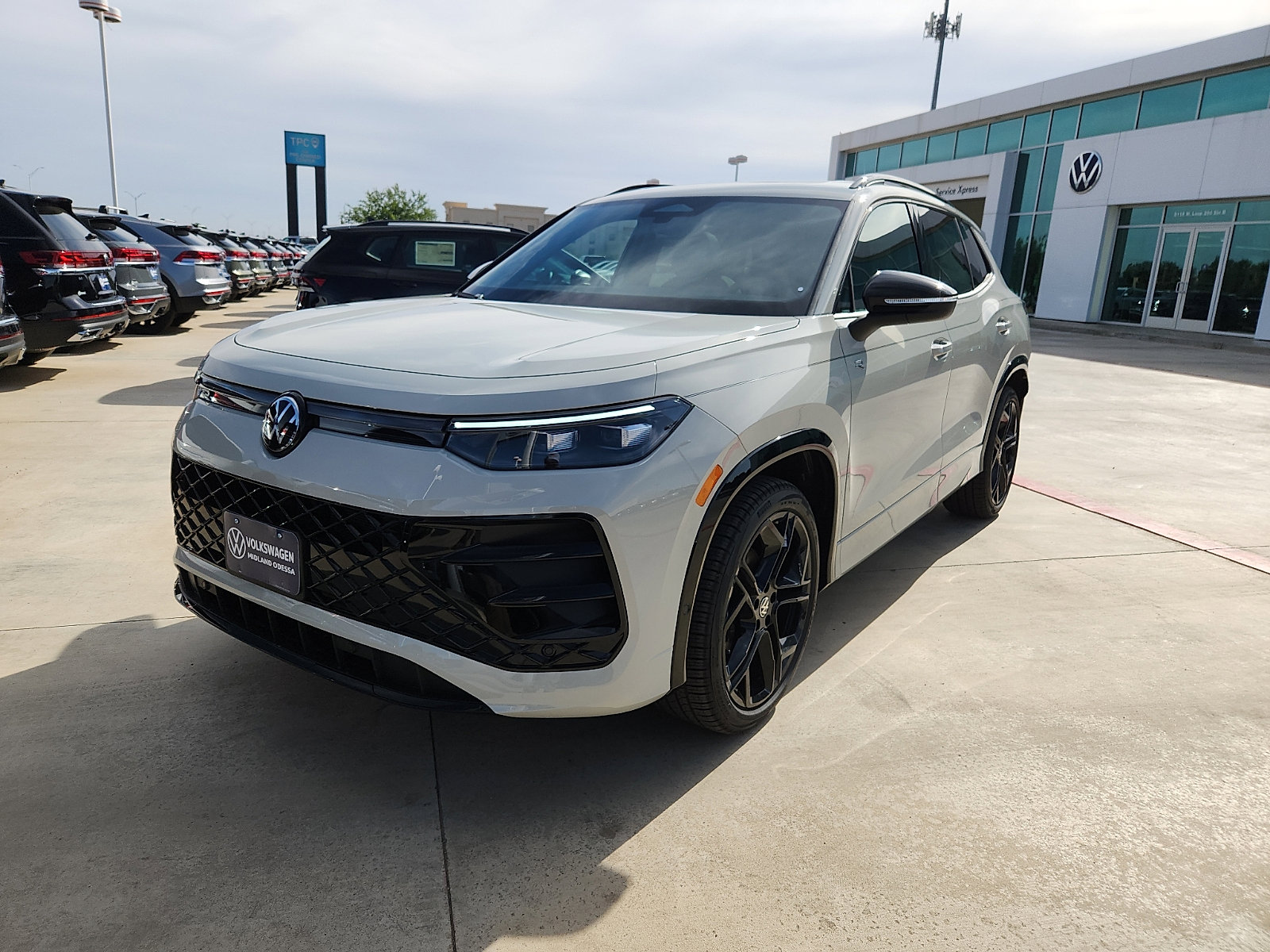 New 2026 Volkswagen Tiguan SE R-Line FWD image 3