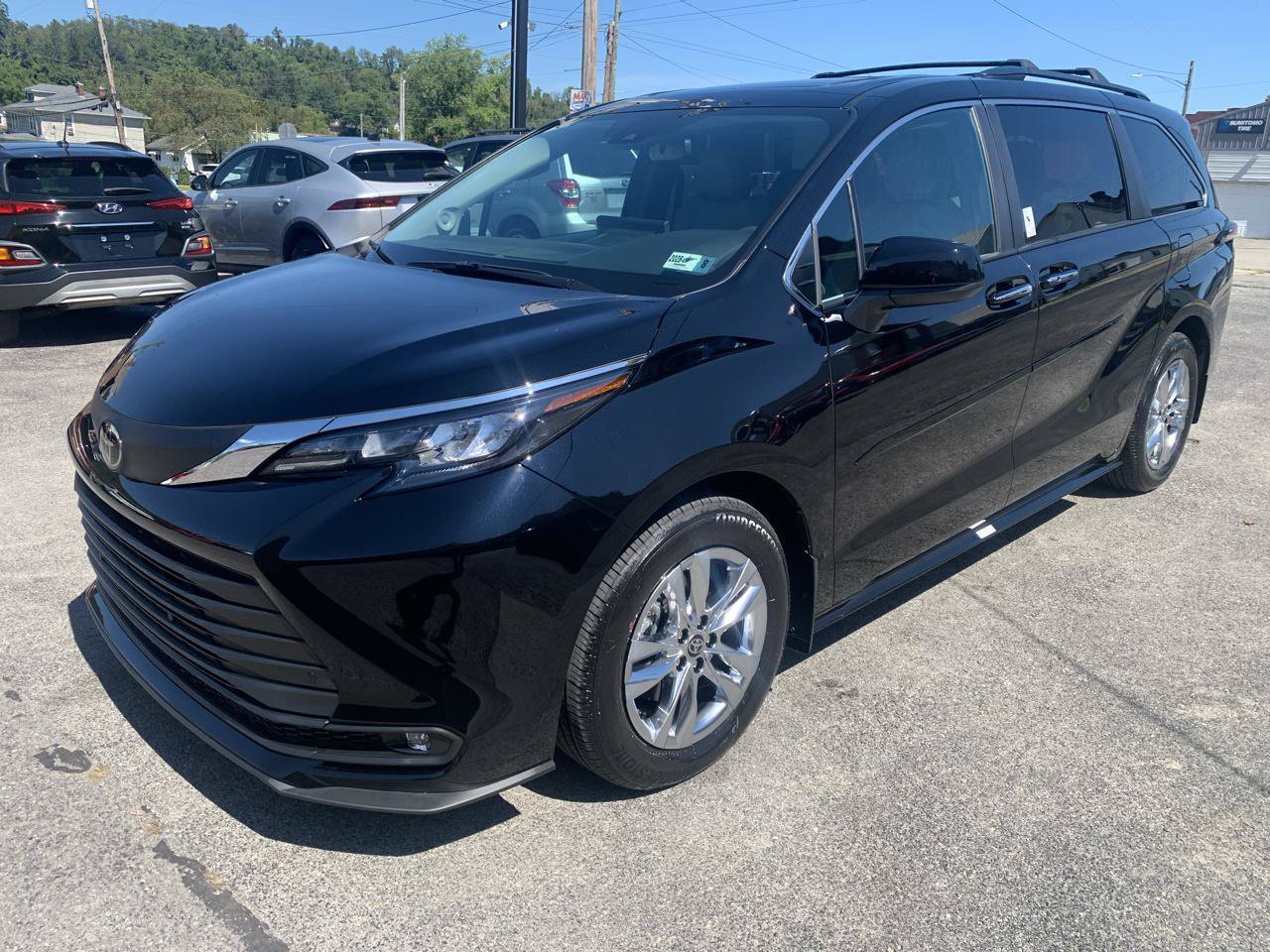 Used 2026 Toyota Sienna XLE AWD/4WD image 2