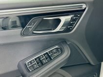 Certified 2026 Porsche Macan AWD/4WD image 10