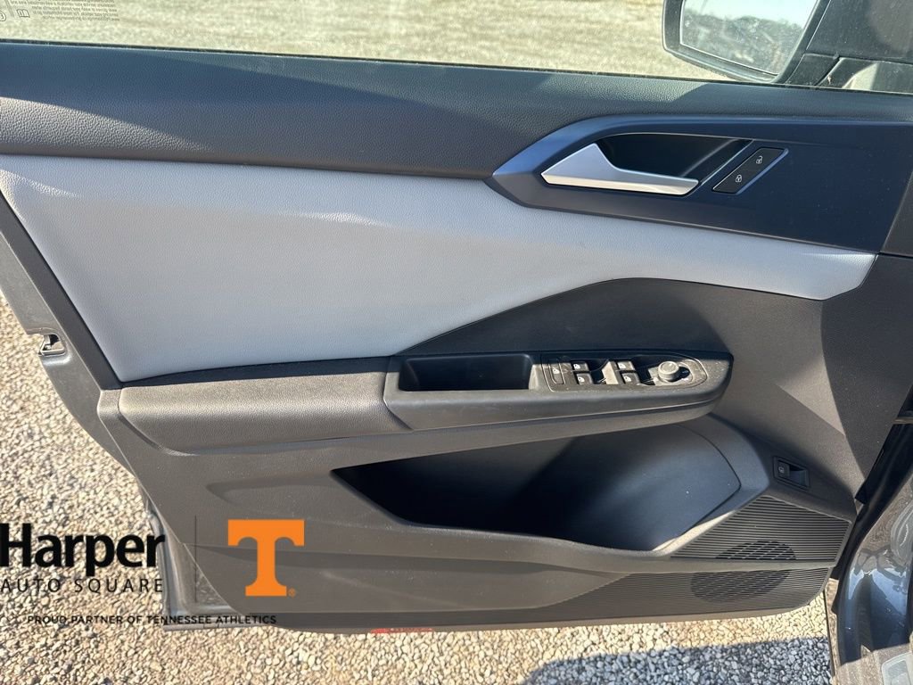 Used 2023 Volkswagen Taos SE w/ Black Wheel Package image 18