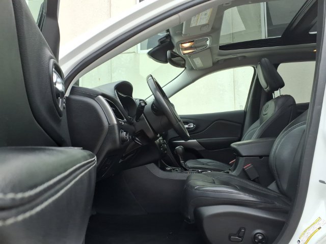 Used 2019 Jeep Cherokee Overland w/ Technology Group AWD/4WD image 15