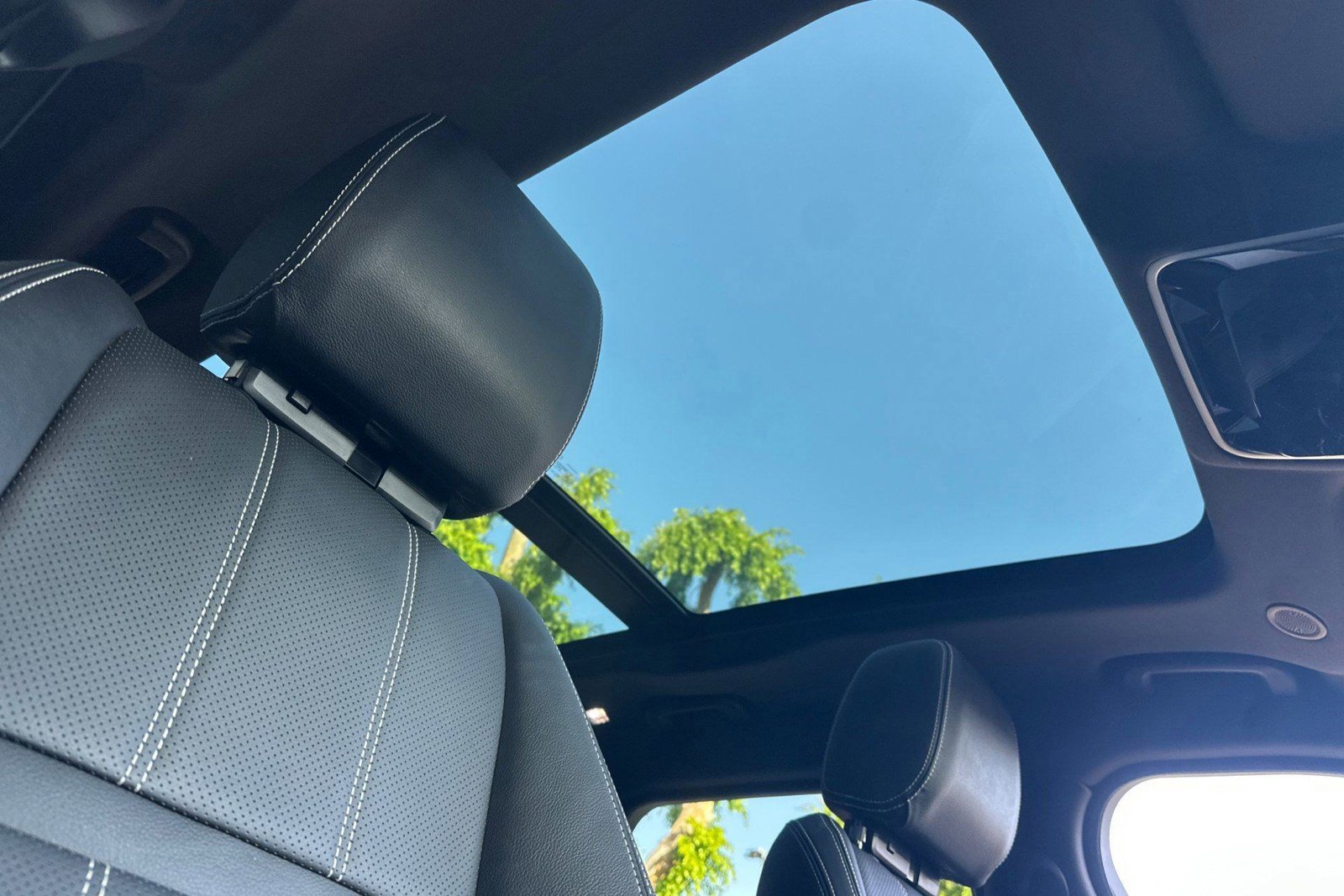 Certified 2022 Land Rover Range Rover Velar R-Dynamic S AWD/4WD image 15