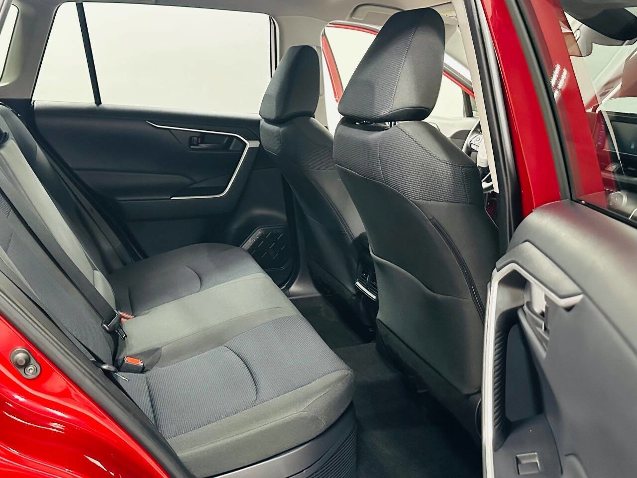 Used 2019 Toyota RAV4 LE w/ Carpet Mat Package AWD/4WD image 25