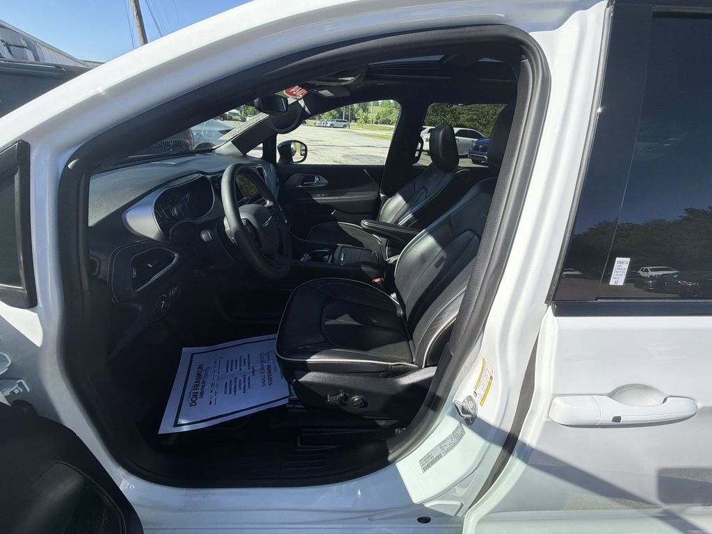 Used 2025 Chrysler Pacifica Limited FWD image 11