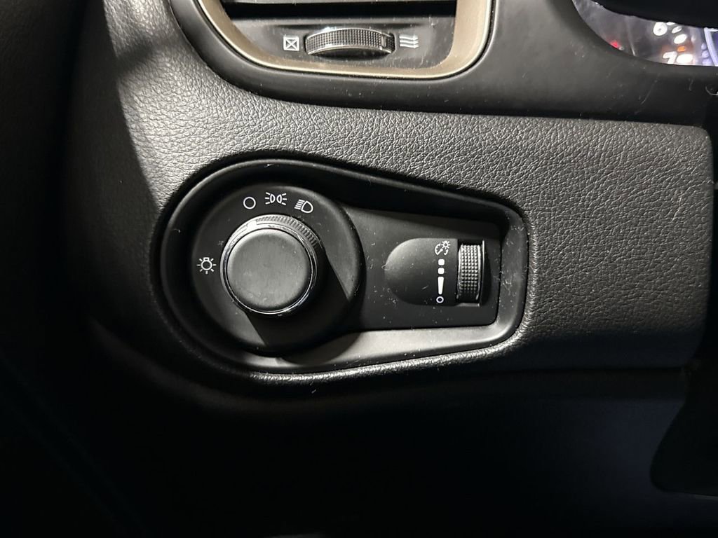 Used 2017 Jeep Renegade Sport w/ Power & Air Group AWD/4WD image 18
