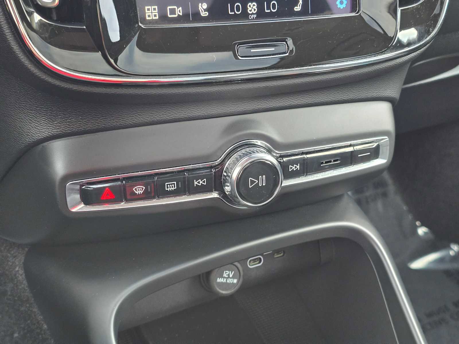 Certified 2025 Volvo XC40 B5 Plus image 28