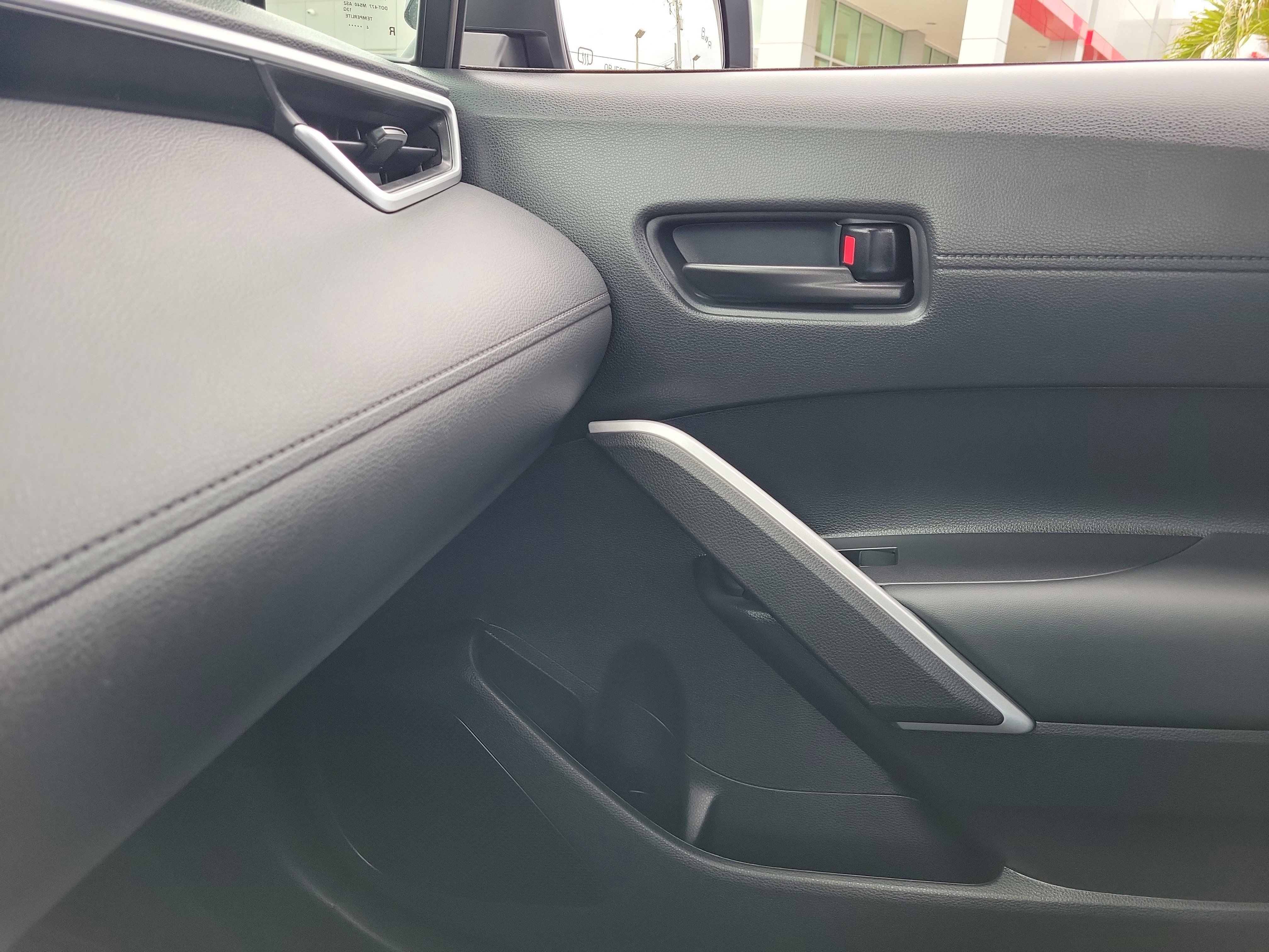 Certified 2025 Toyota Corolla Cross LE FWD image 31
