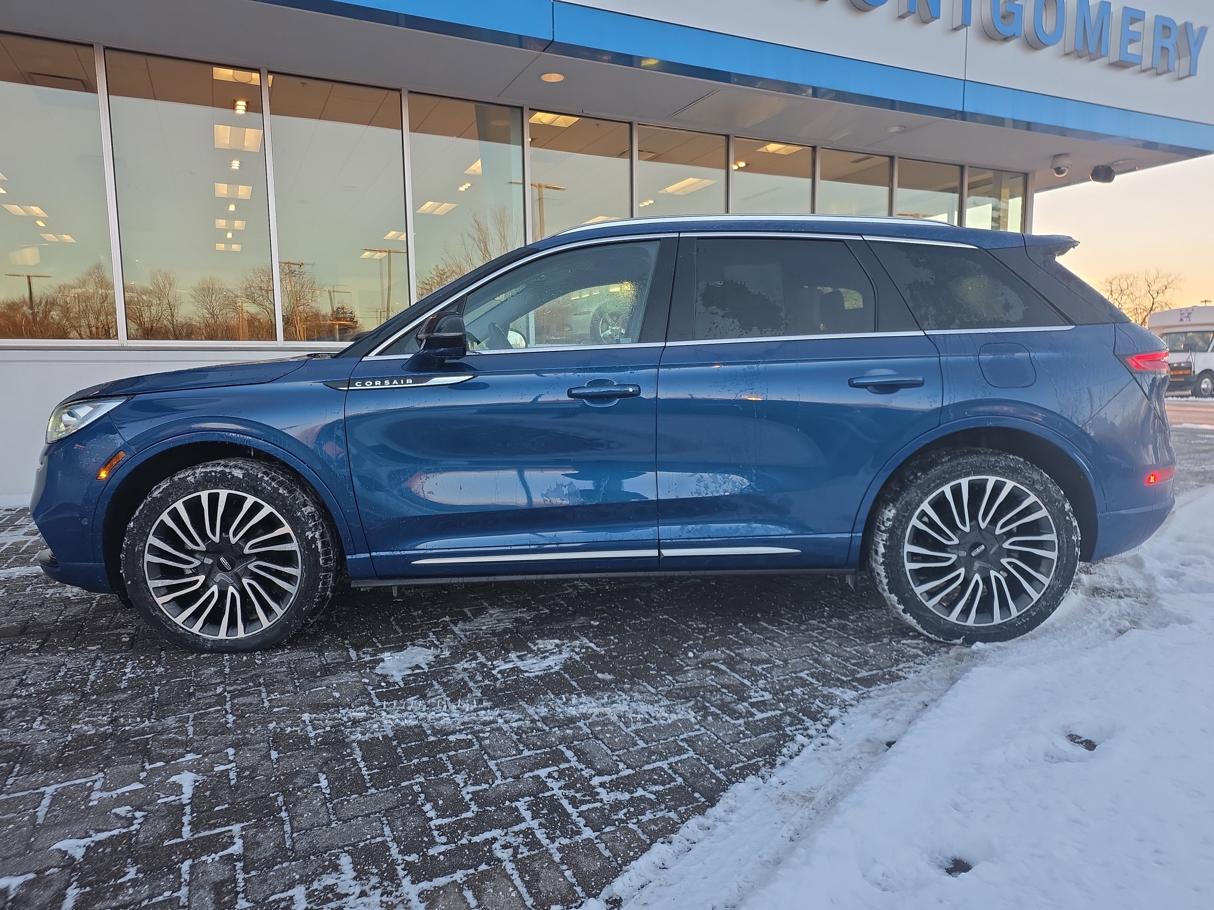 Used 2021 Lincoln Corsair Reserve w/ Equipment Group 201A image 2