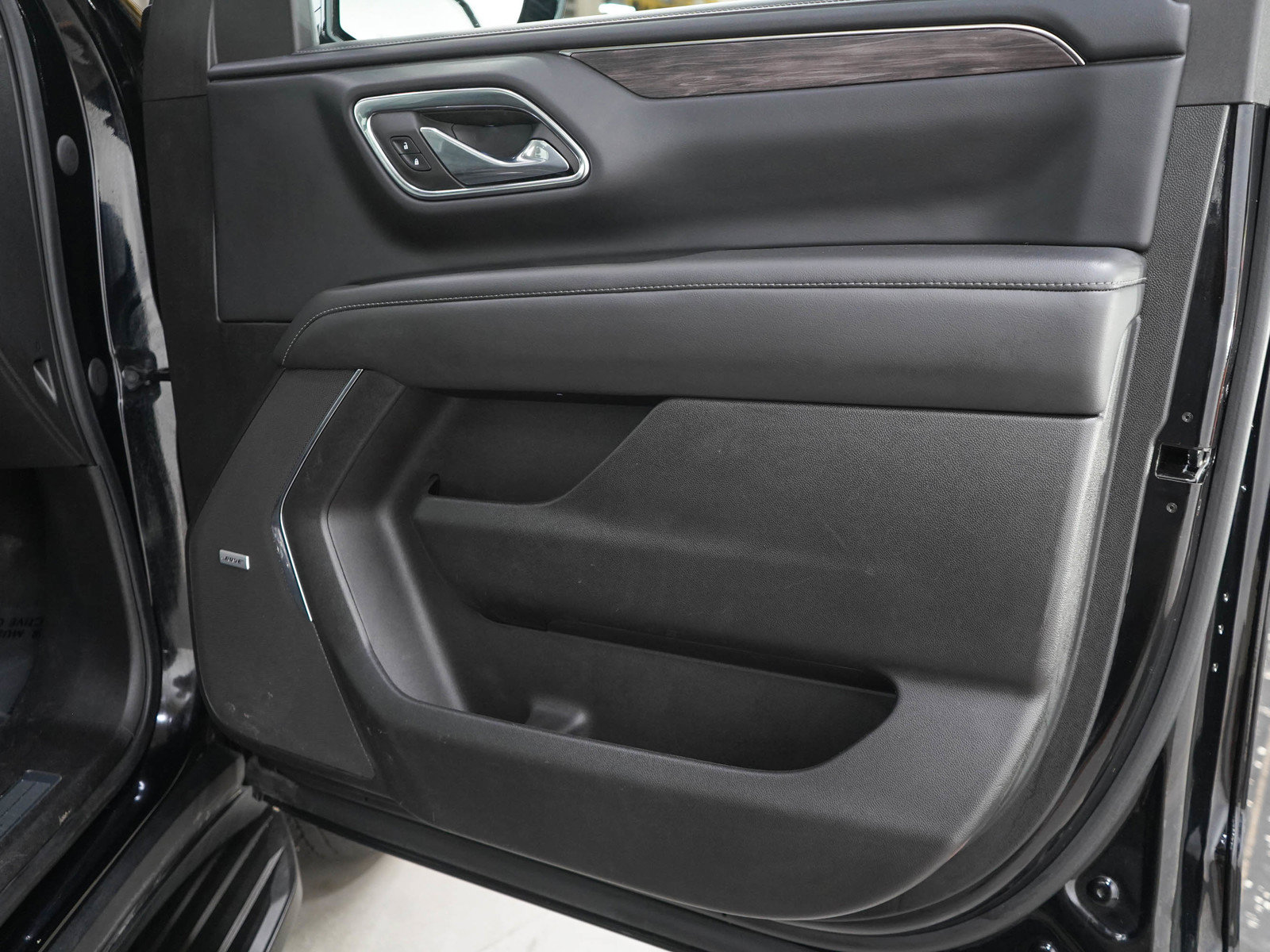 Used 2023 Chevrolet Suburban LT w/ Luxury Package AWD/4WD image 9