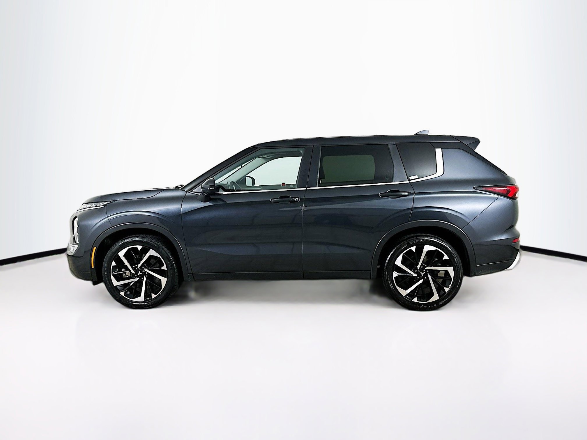 Used 2024 Mitsubishi Outlander SE image 4