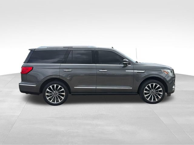 Used 2018 Lincoln Navigator Select AWD/4WD image 2