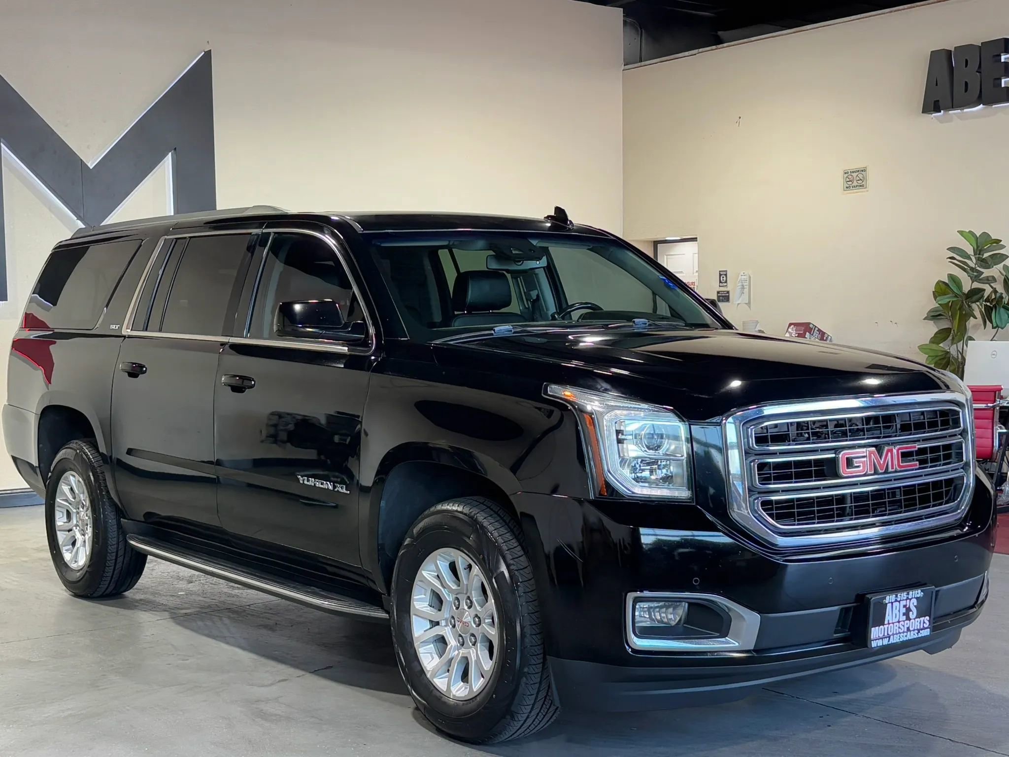 Used 2019 GMC Yukon XL SLT image 2