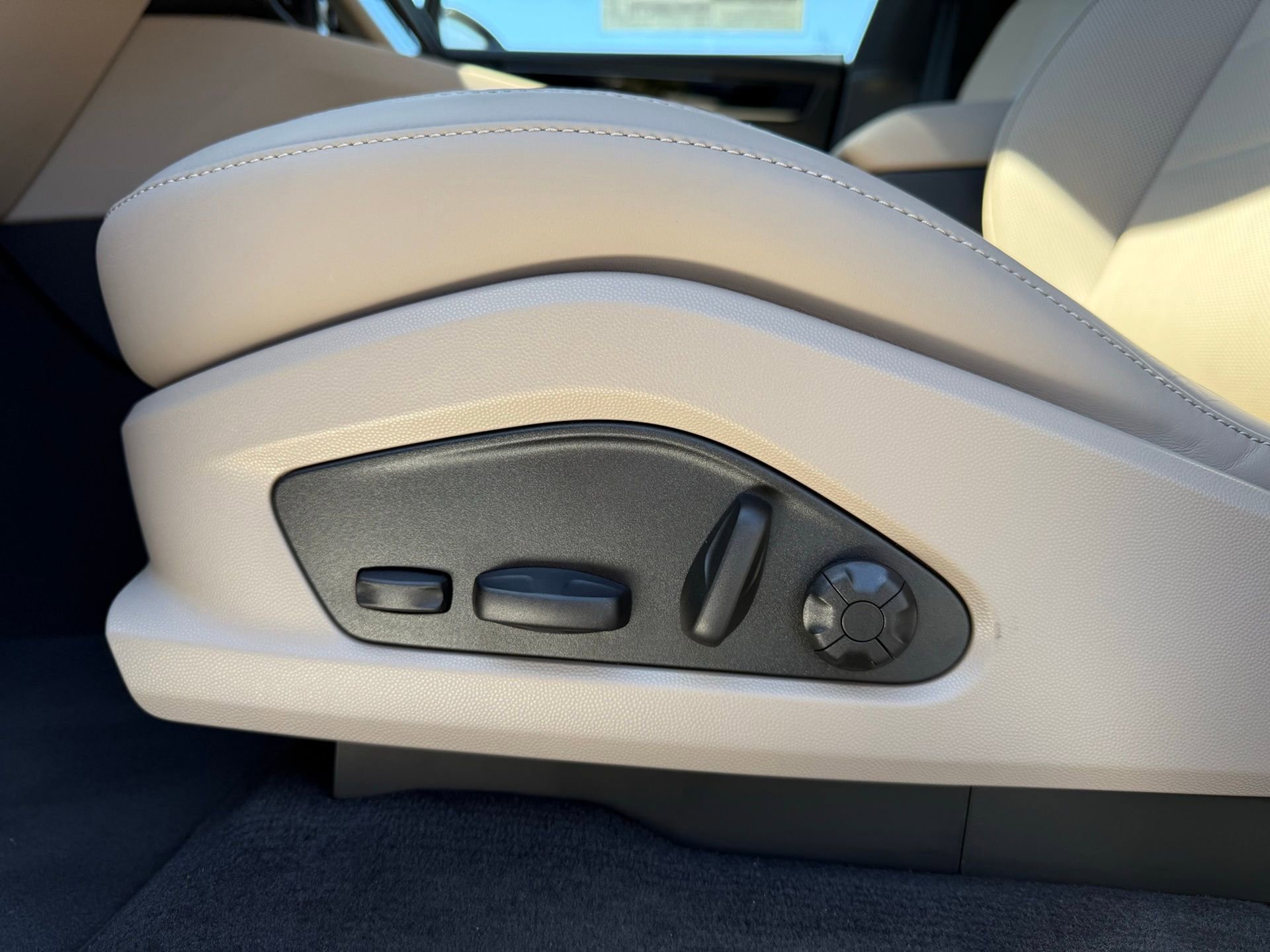 Used 2025 Porsche Macan Electric image 25