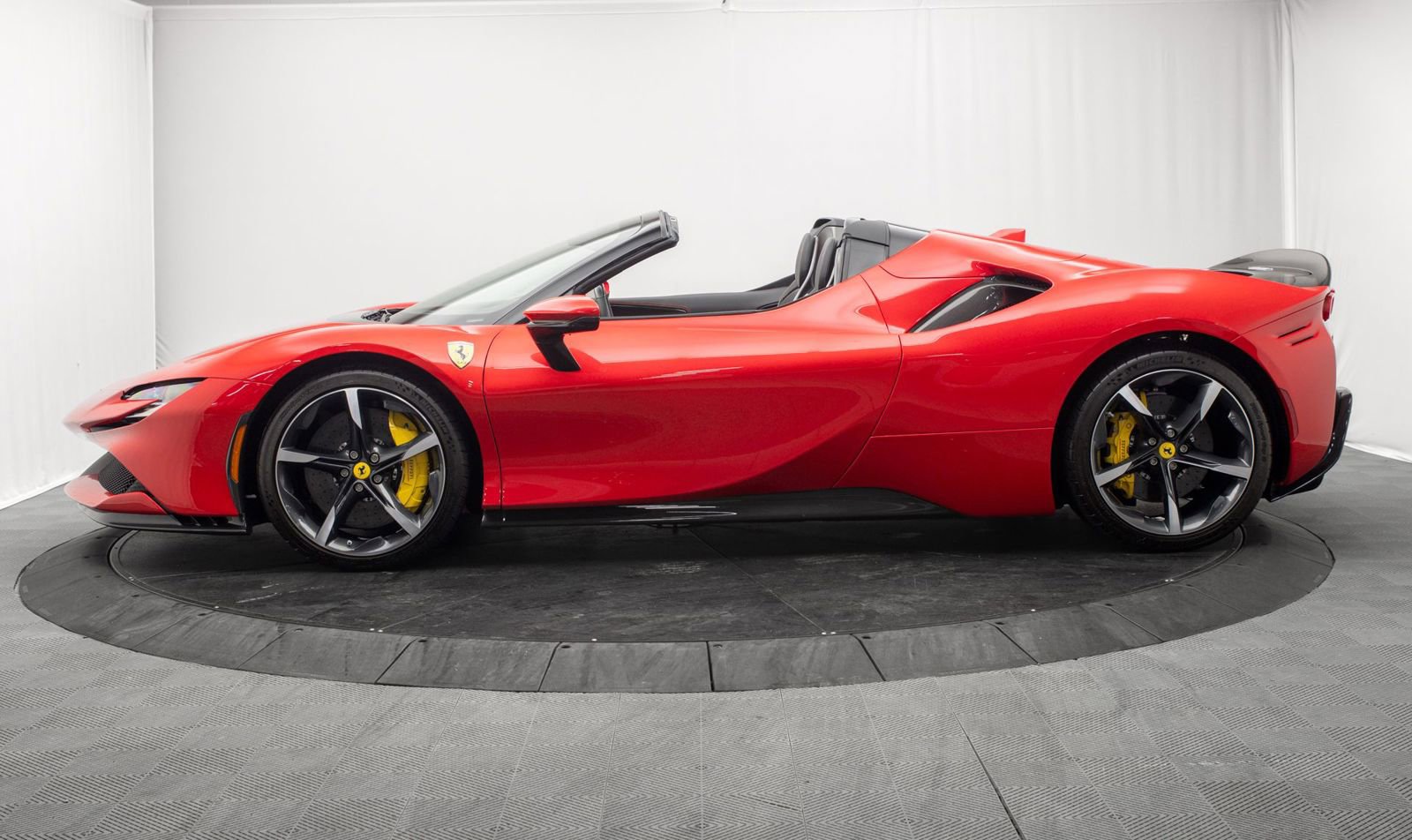 Used 2022 Ferrari SF90 Spider image 8
