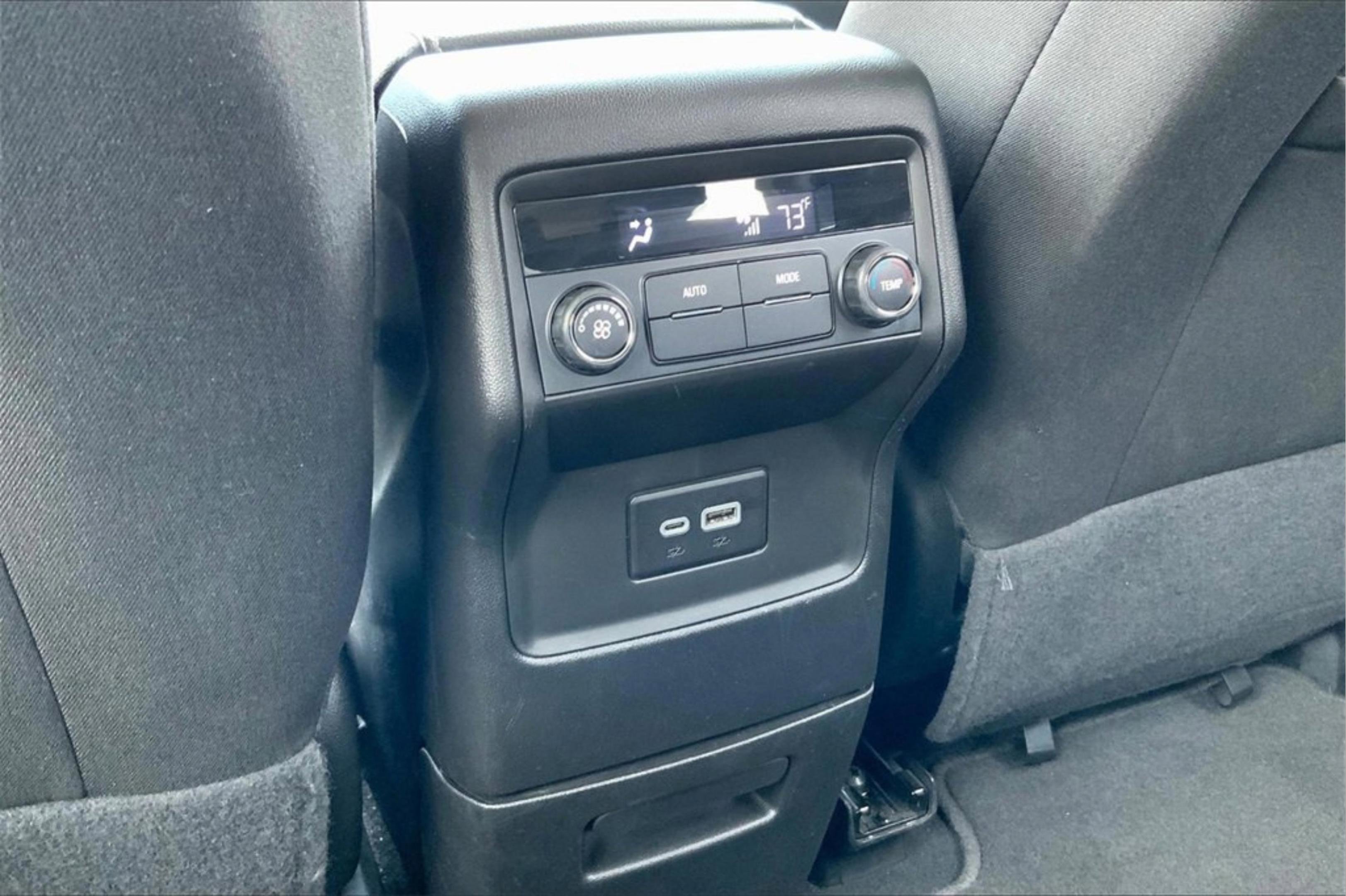 Used 2023 GMC Acadia SLE image 26