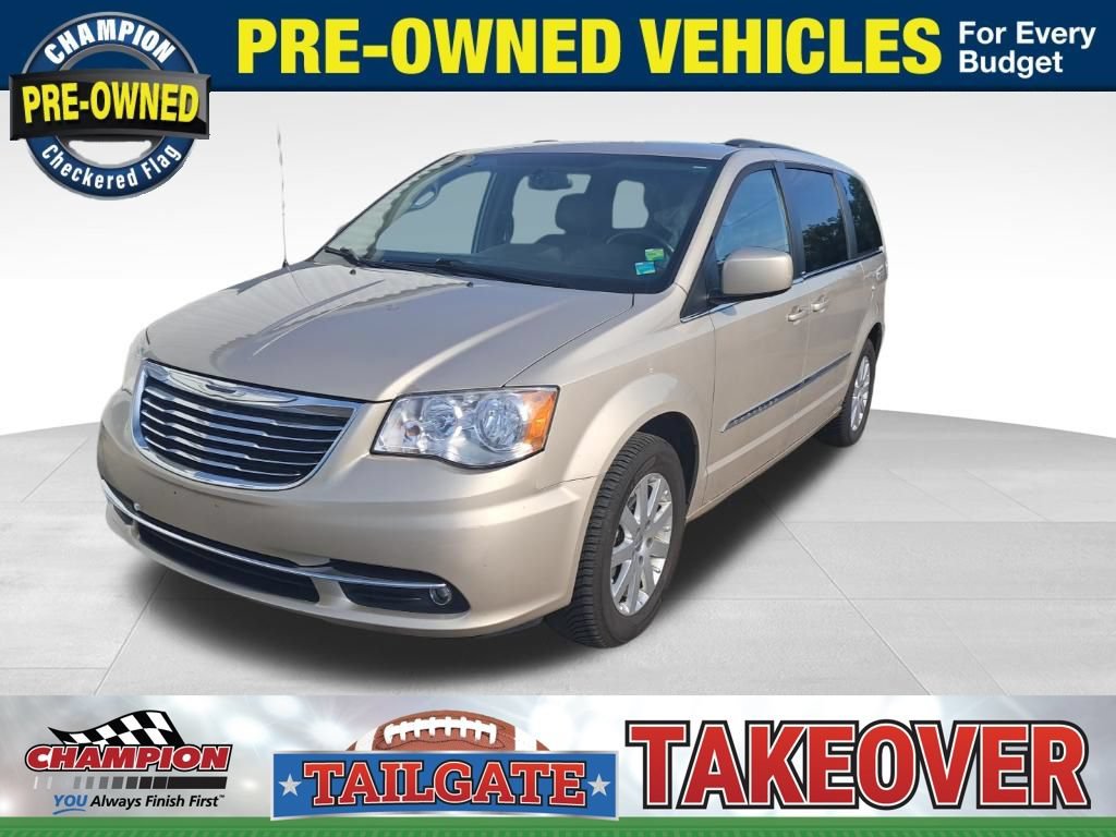 Used 2013 Chrysler Town & Country Touring FWD image 1