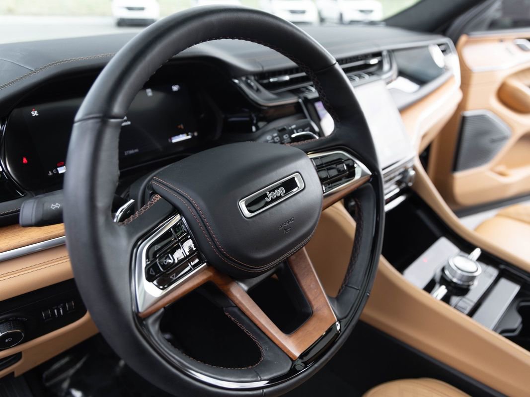 Used 2023 Jeep Grand Cherokee Summit image 13