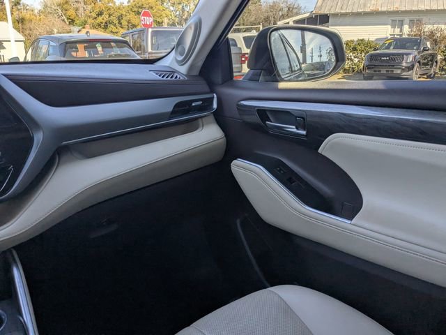 Used 2020 Toyota Highlander Limited image 17
