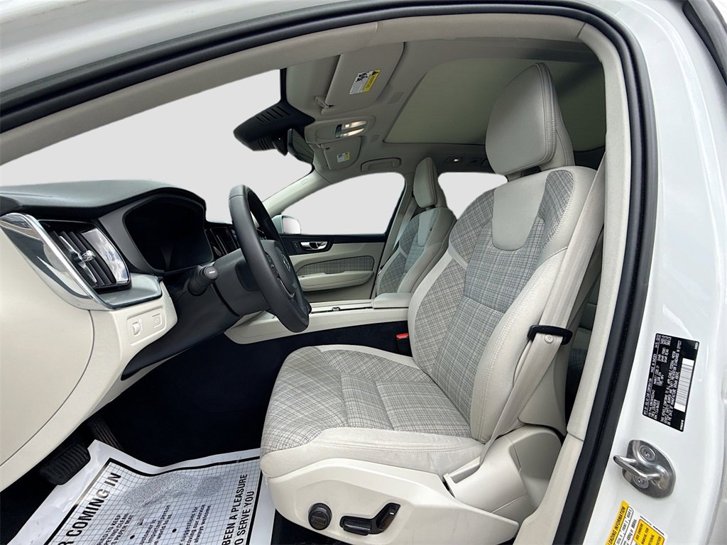 Used 2022 Volvo XC60 B5 Momentum image 23